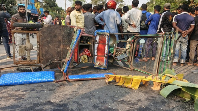 দিনাজপুরে সড়ক দুর্ঘটনায় একই পরিবারের চারজন নিহত